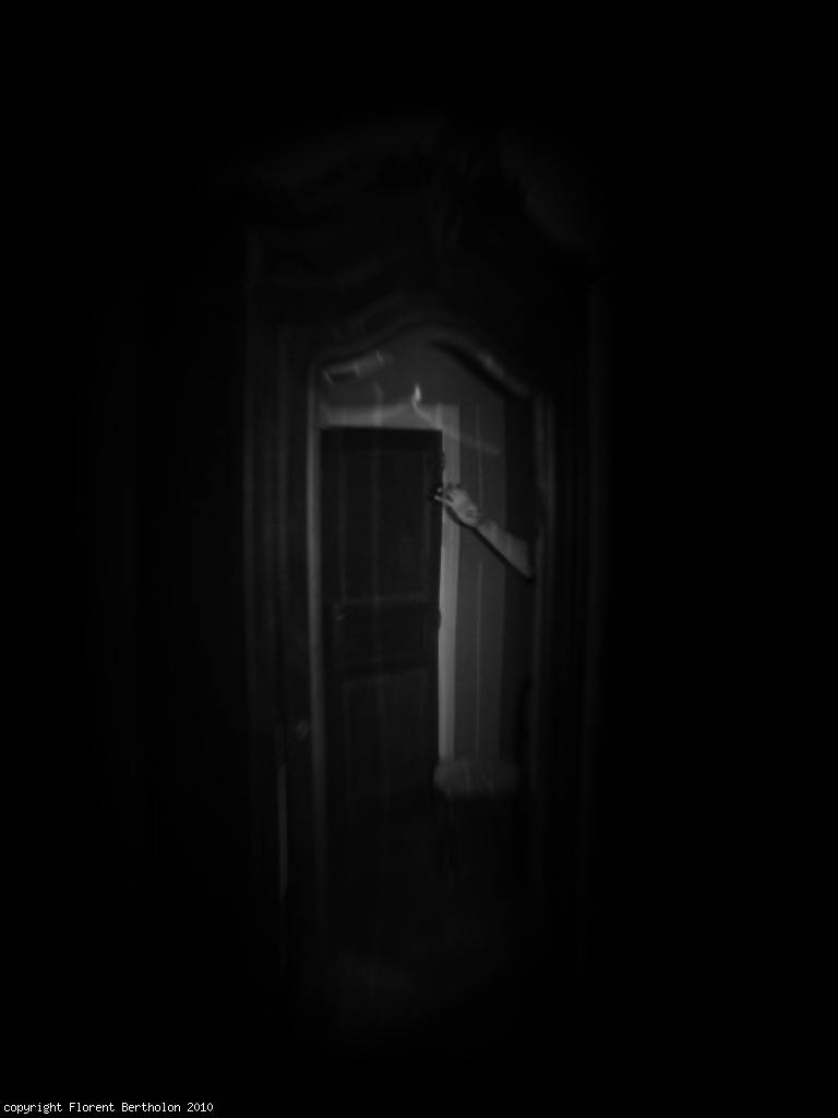 Roman photos: Une main dans le mirroir